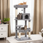 Arbre à chat gris clair devant une fenêtre, avec niche et hamac
